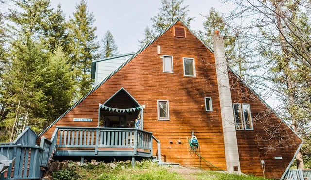 Peaceful Lakehouse Getaway centrally located in the Flathead Valley