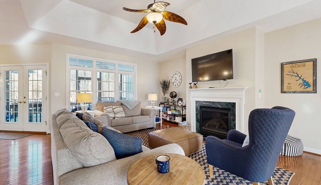 Peaceful lakeside retreat with hot tub, private pool, dock & paddle boards in Orange