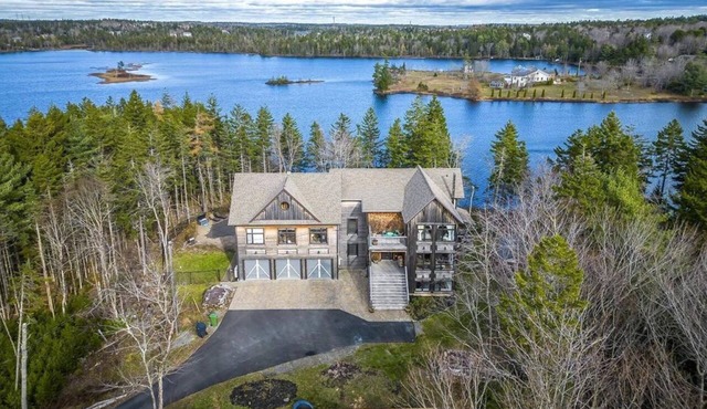 Peaceful Retreat on Schmidt Lake in Hammonds Plains