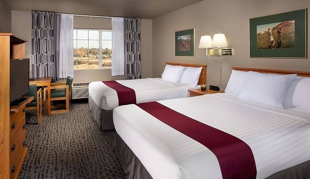 Perfect For Getaway, Near WSU! Spacious Room w/Free Parking, Pool