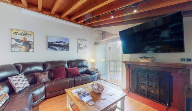 Perfect Mountain Gem Near Town & Slopes W/Free WiFi, Balcony & Shared Pool
