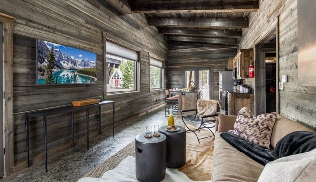 Pet Friendly Home!- Mayfly Meadow | Cozy Cabin | World-Class Fishing | Fire Pit | BBQ