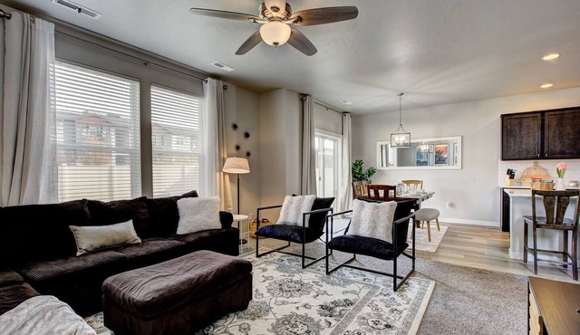 Pet Friendly Modern Home | King Bed | Near Freeway, Parks & Scheels | Meridian