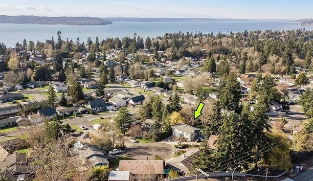 Pet Friendly Modern living space blocks from the Puget Sound. in Des Moines