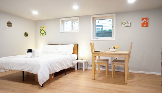 Phenomenal studio in Seattle perfect for your city getaway near UW with Parking in Seattle