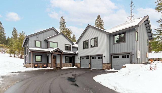 Plum Creek Lodge Expansive Mountain Views 6BR 5.5BA Game Room in Cle Elum