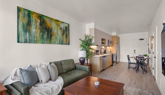 Pool! Hot tub+Sauna+Parking+Gym 1 KG/1BA- DWTN!