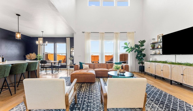 POOL - Modern Pet-Free Family Home - Fast Wi-Fi - Central Location