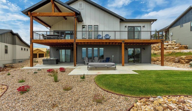 Powder & Pine: 6-bedroom Ski House with Spectacular Mountain and Lake Views
