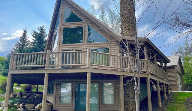 Pristine 5 Bedroom 3 Bath Cabin 200yds to the Water! Complete privacy!