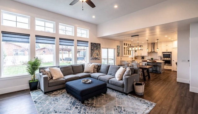 Pristine New*Home w/Hot Tub , 4 Bd 3.5 bth|Slps 18