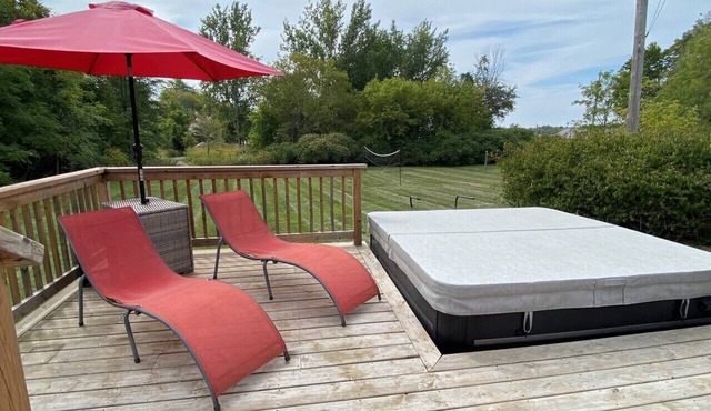 Private Beach, Hot Tub, A Vacay to Remember! in Prince Edward