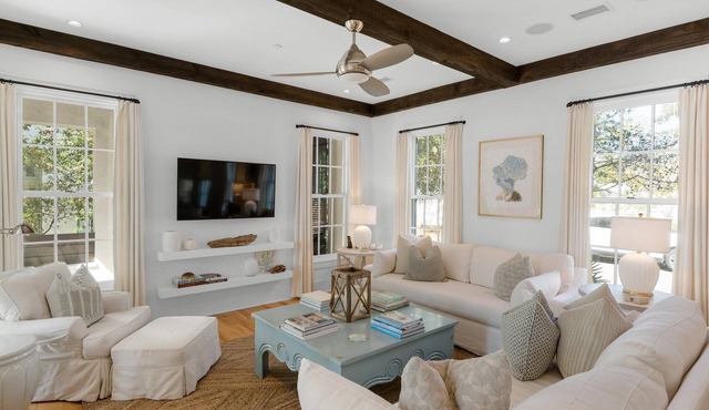 PRIVATE BEACH/POOL ACCESS-Expansive Courtyard-Minutes to Beach/Pools-4 Bikes in Rosemary Beach
