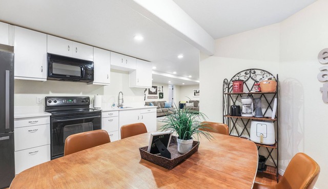 Private/clean guest suite, bath, kitchen & laundry
