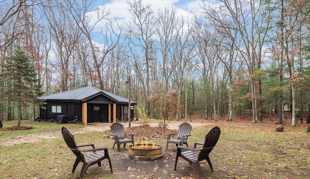 Private Cozy Cabin in the woods minutes from Baldwin with WiFi, AC and Hot Tub in Baldwin