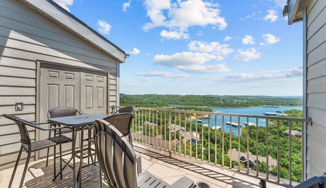 Private Deck, Bunk Bed, Games & Stunning Lake Views, Near Silver Dollar City with Free Daily Fun in Branson