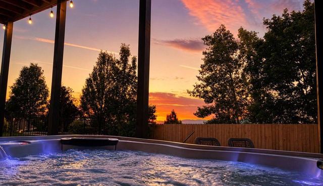 Private Hot Tub & Sunset Views - 3 BR Guest Suite