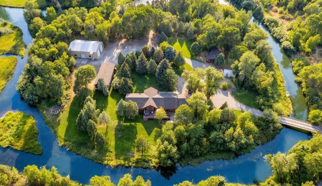 Private Island, FirePit, HotTub, Arcade, AC, Dogs!