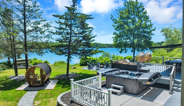 Private Lakefront Retreat-Mins to Waterparks and Attractions in Pocono Summit