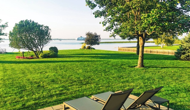 Private Luxury Lakefront Paradise – Big Garden, Dream Views, Perfect Setting in Saint-Anicet
