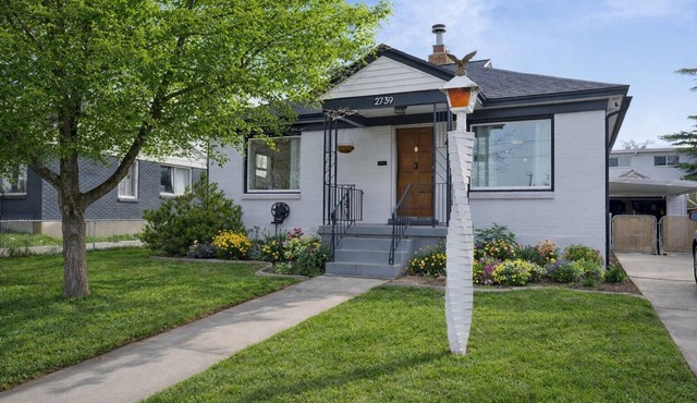 Private patio, close to downtown & all major ski resorts