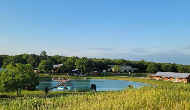Private Retreat with Pond, Pool and Hot Tub in Boyd