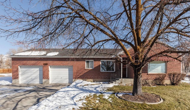 Private Vintage Home, 2Bd/1Ba, Near USU, Entire Property 1/3 Acre, 3 King Beds