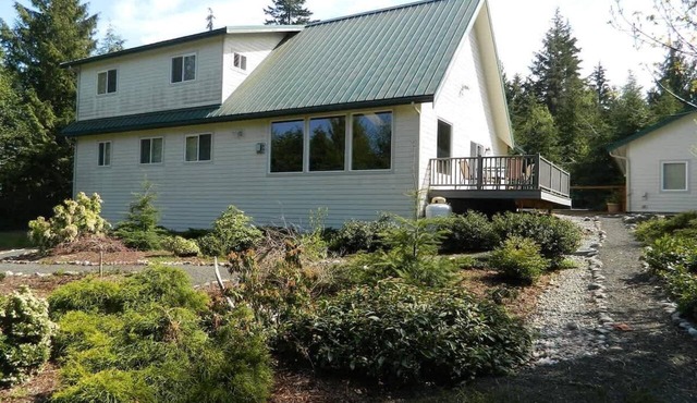 Private, Woodsy, Comfortable Home, King bed, AC