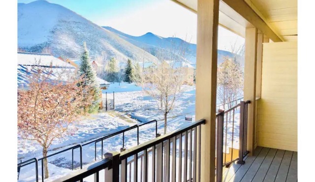 Professionally designed mountain live/work retreat. 3BR/2.5BA w/attached garage in Hailey