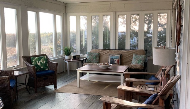 Quaint Beachfront Cottage, Panoramic Bay Views! Sleeps 8, Pet Friendly in Milton