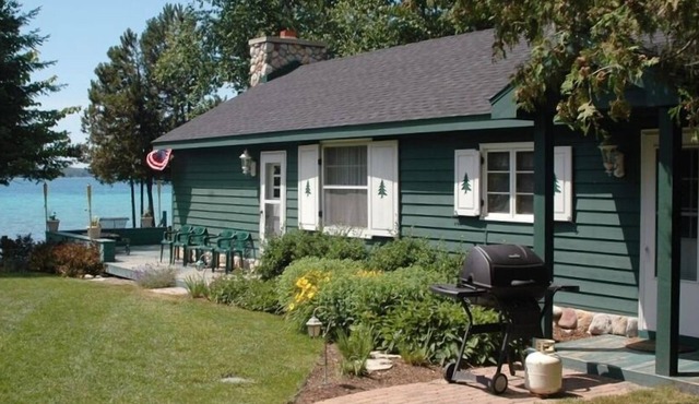 Quaint Cottage on Beautiful Torch Lake, Michigan in Central Lake