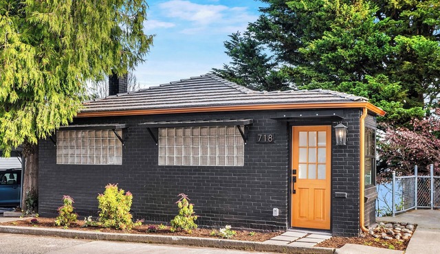 Queen Anne City Escape - 1 bed, 1.5 bath, dog friendly, 1 parking space