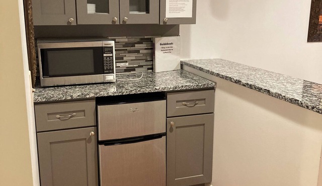 Queen bed suite near Lagoon & Hill AFB; free wifi