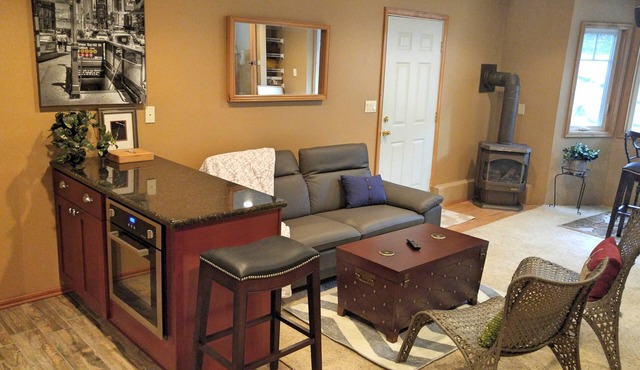 Quiet 2 Bedroom Suite in a Partial Lake View House with Fully Fenced Backyard in Sammamish