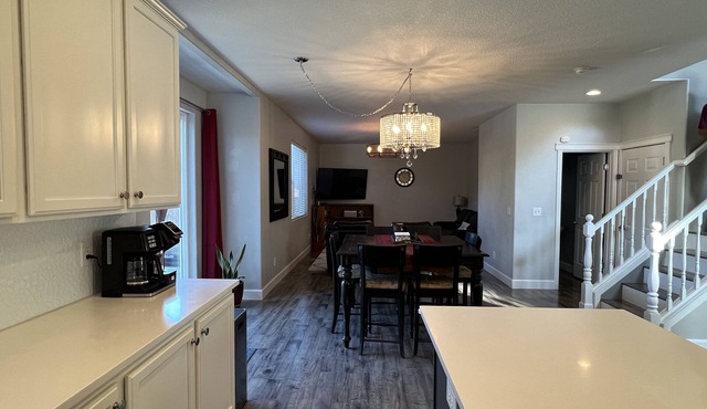 Quiet Cul-de-sac home with hot tub in Vancouver