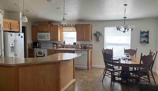 Quiet neighborhood in Bruneau, 3 bedroom, handicap acessible, wifi and AC