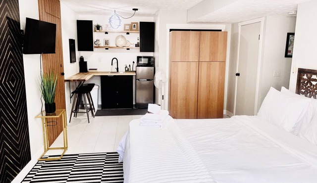 Quiet, private suite with parking, steps away from the West Kelowna Wine Trails in West Kelowna