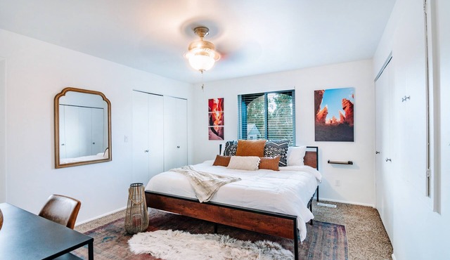 Quiet two story unit with mountain views. 5 min to Sugarhouse