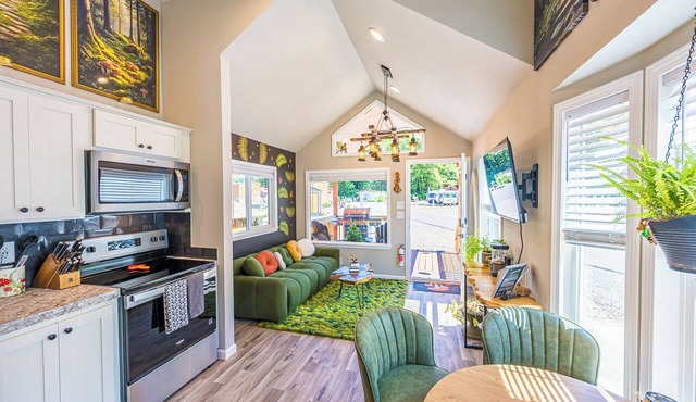 Rainforest Tiny Home Retreat: Enchanted in Forks