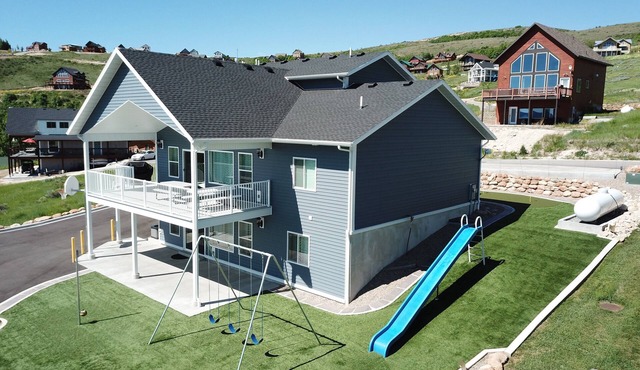 Raspbeary Retreat | 6BR Sleeps 32 | Hot Tub, Putting Green, 22ft Slide & Game Room