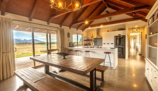 Raspberry Hut, Huge Spaces & Panoramic Views in Twizel
