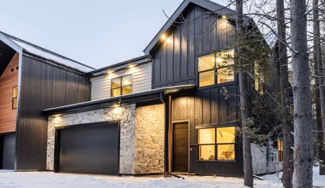 Red Dog Retreat/Hot Tub, Near Yellowstone, EV Charger, New Build
