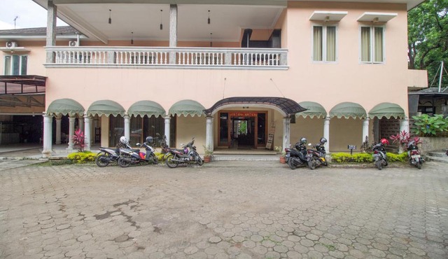 RedDoorz near Kebun Raya Bogor in Bogor