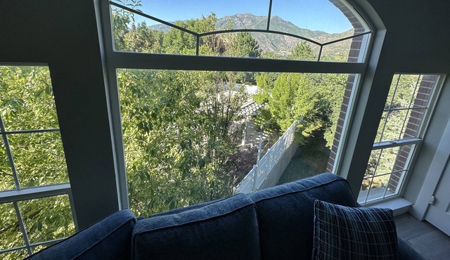 Relax and Unwind in a 3BR/2BA Apartment. Pool, Hot Tub, and Gym