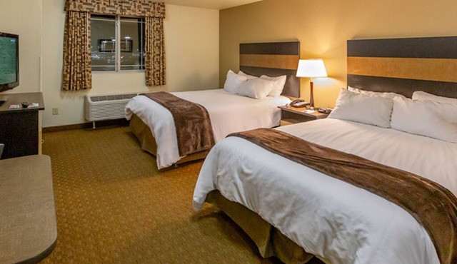 Relax & Recharge – 2 Full Beds w/Roomy Layout, Kitchen & Downtown Access