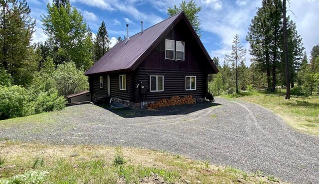 Relaxing 5 Bedroom Log Cabin with Large Backyard