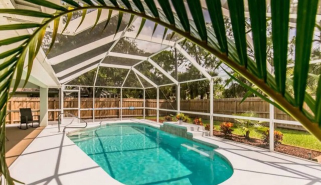 ☆☀︎❀Relaxing Heated Pool!Beautiful Patio,Pet Friendly,Fenced Area, Near Beaches! in Sebastian