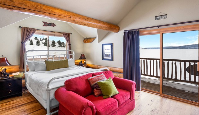 Relaxing Lakeside Getaway on Beautiful Hebgen Lake! HOT TUB with lake views- Beachside Lodge