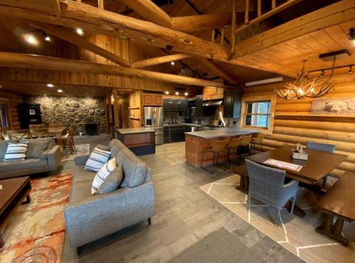 Remodeled Cabin with Pool Table and Hot-Tub in Wyoming