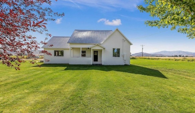 Remodeled Farmhouse near Silver Creek for fly fishing and Craters of the Moon